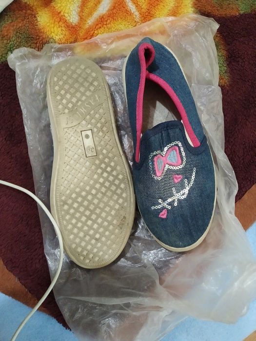 Кроссовки на девочку. Размер 35