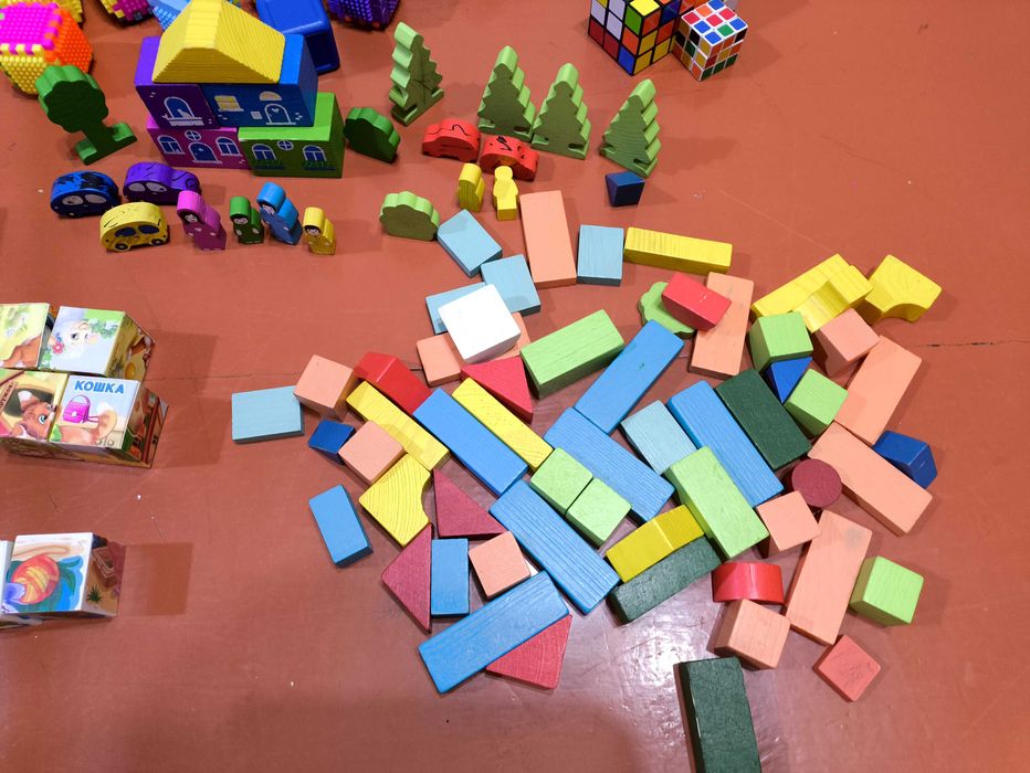 Детские кубики деревянные и пластиковые