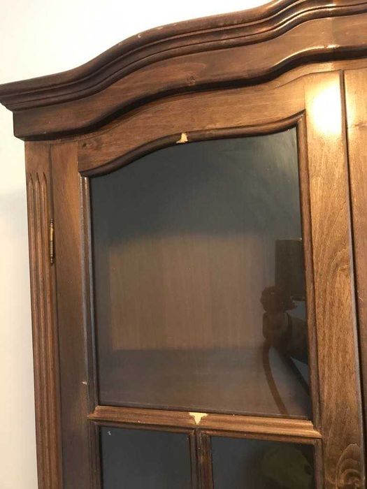 Масивен красив и запазен бюфет-витрина