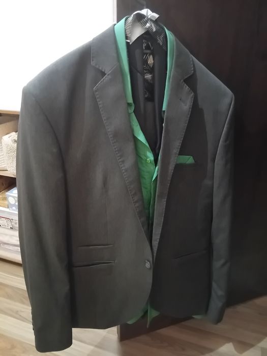 Костюм в сиво и зелено