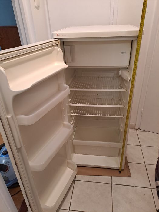 Vand.   frigider Zanussi