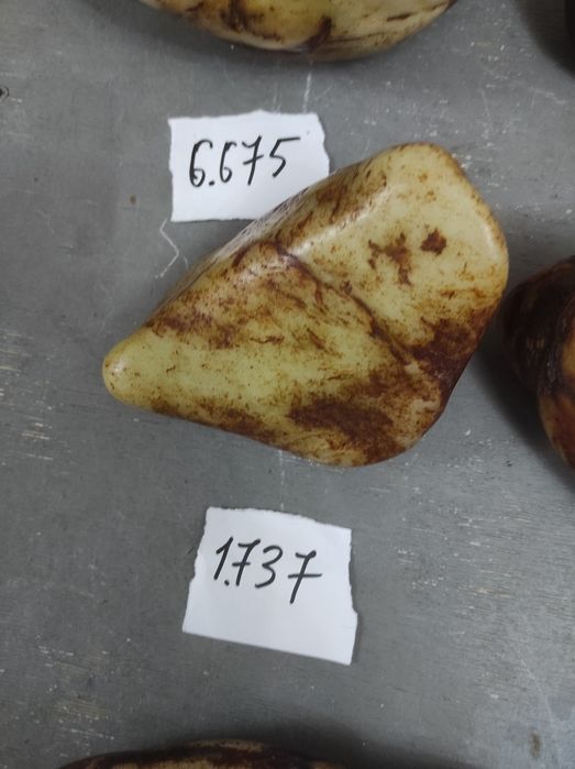 Нефрит окатыш речной белый