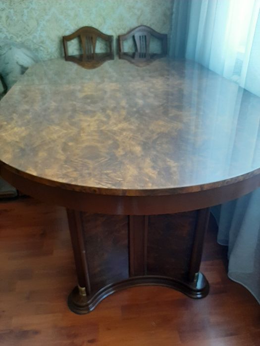 Продам обеденный стол. Основание из дерева