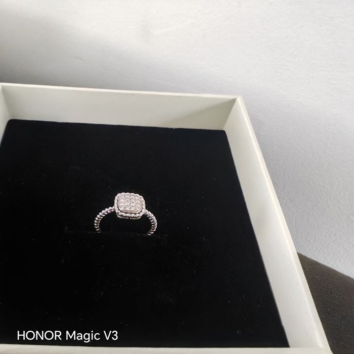 Inel din aur alb 18K cu diamante naturale – elegant și rafinat