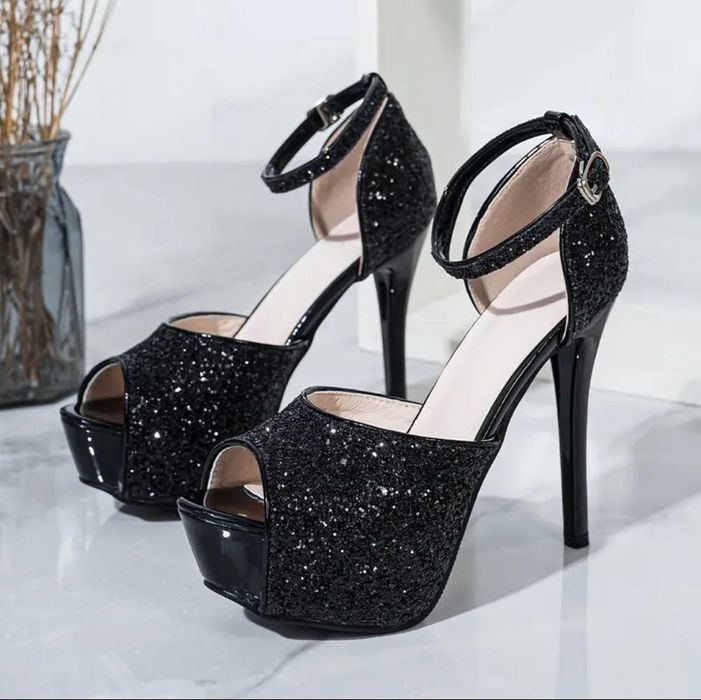 красиви сандали на висок ток