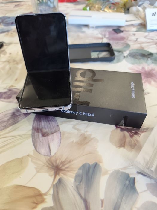 Samsung.   flip 4