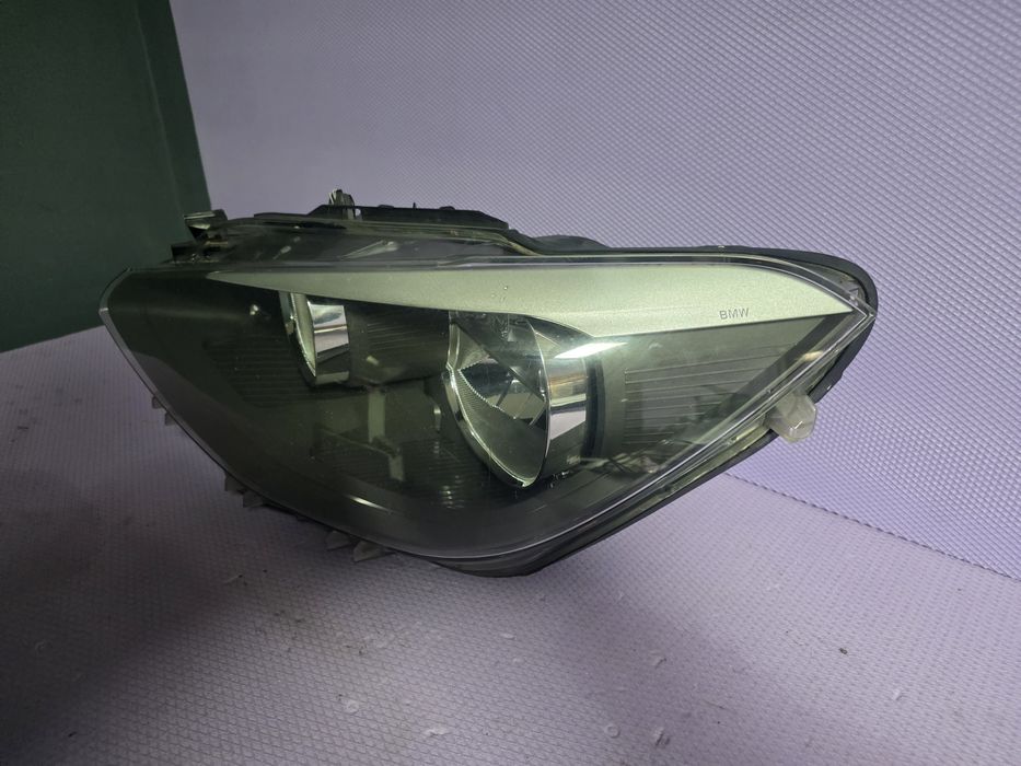 Far stânga BMW seria 1 f20 f21 original  fără xenon cu halogen