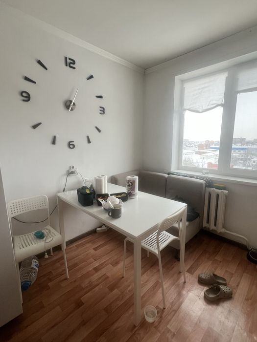 Белый обеденный стол