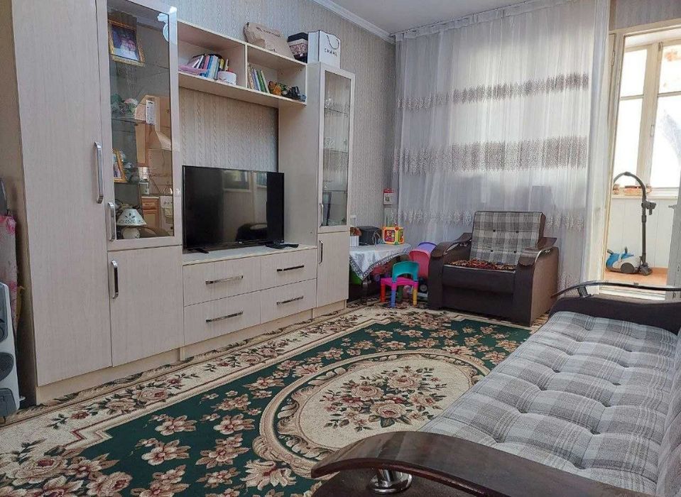 Ялангач Ширин бозор 2/3/4 срочно сотилади