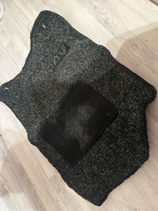 Продам орига ковры от ауди 80/90.