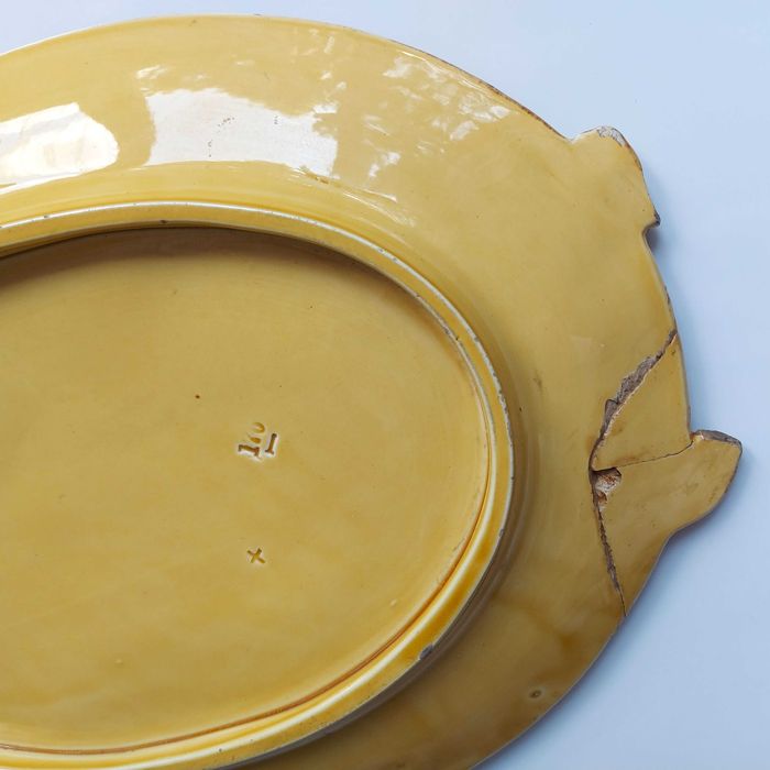 Platou antic ceramică Majolica anii 1900 – Frunze viță de vie în relief (Piesă colecție)