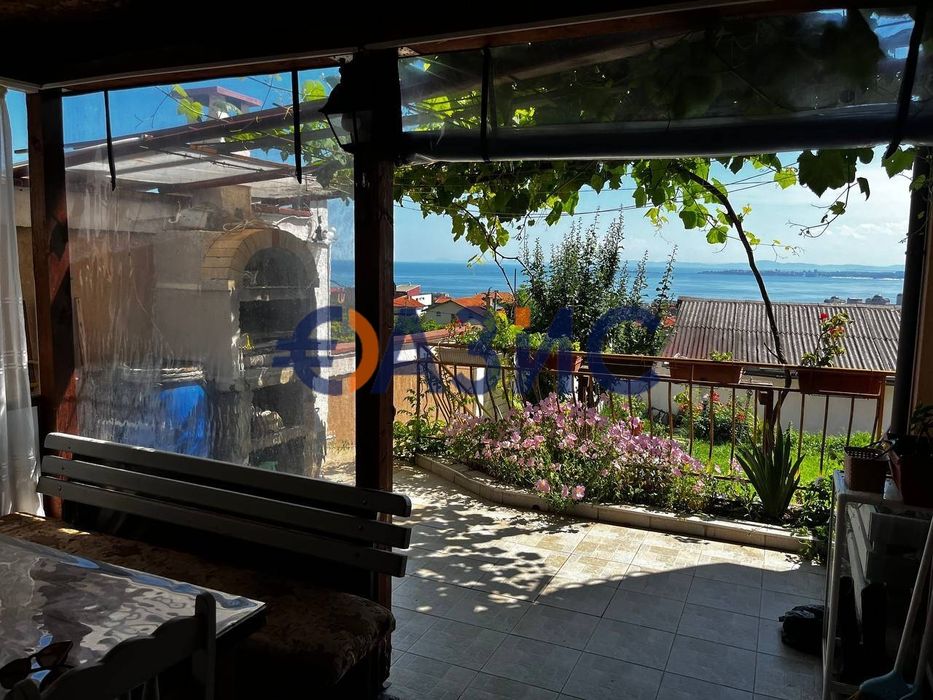 3-етажна къща в Свети Влас Инцараки с изглед към морето. Общ. къщи: