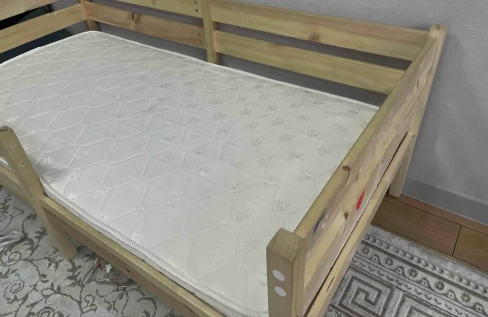 Кровать детская с матрасом