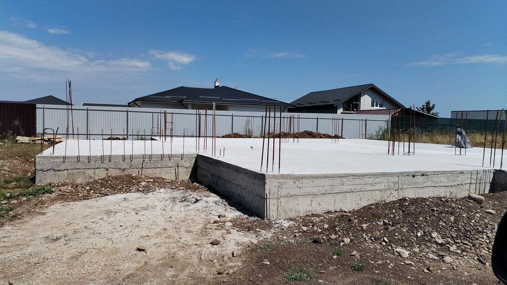 Teren cu proiect aprobat, cu fundatia terminata