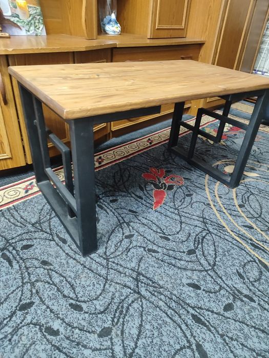 Продам столик ручной работы