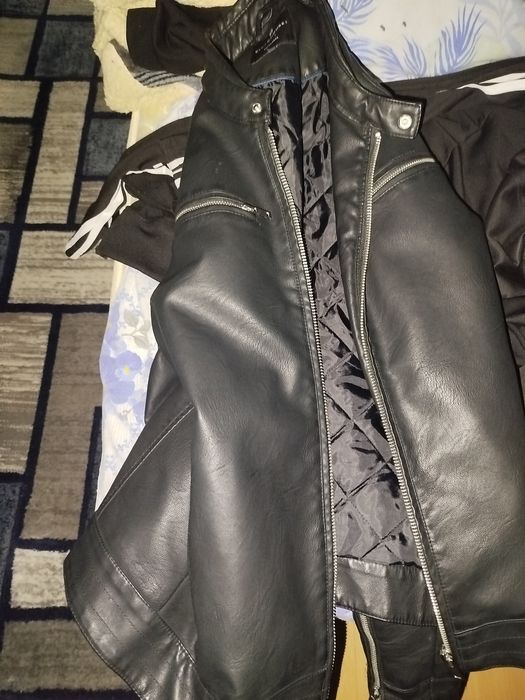 Vând haina piele pe negru nepurtat merge  pentru un moto
