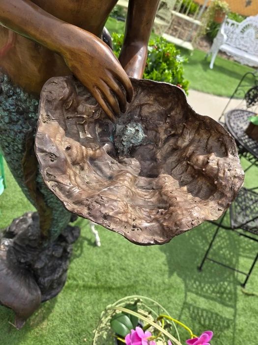 Fantana arteziana din bronz în forma de sirena.