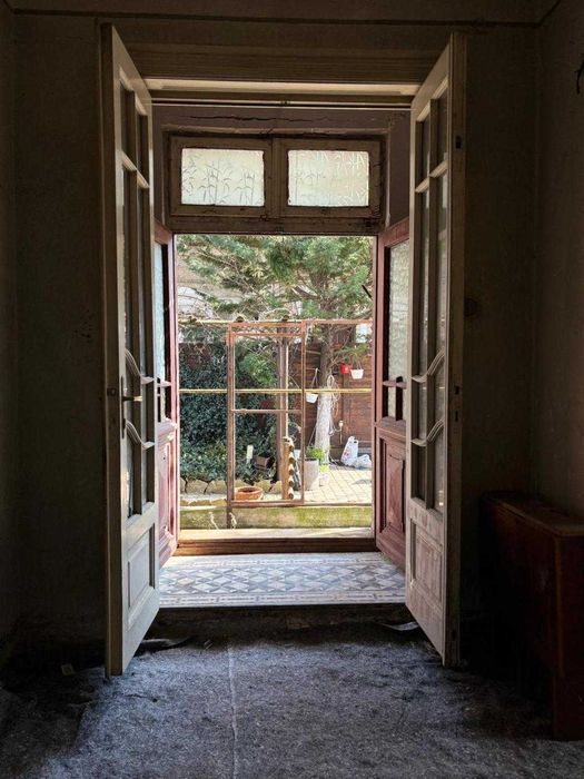 Închiriez casa cu 3 camere si curte de 90 mp
