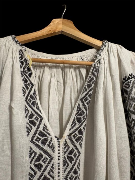 Ie foarte veche brodata manual