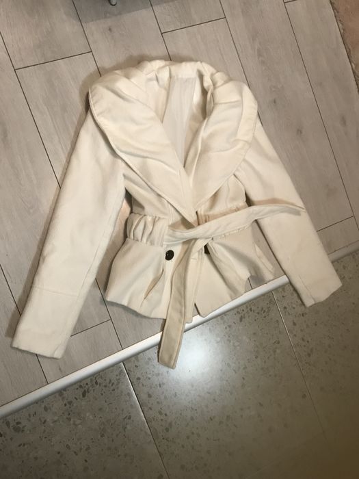 Бяло елегантно палто