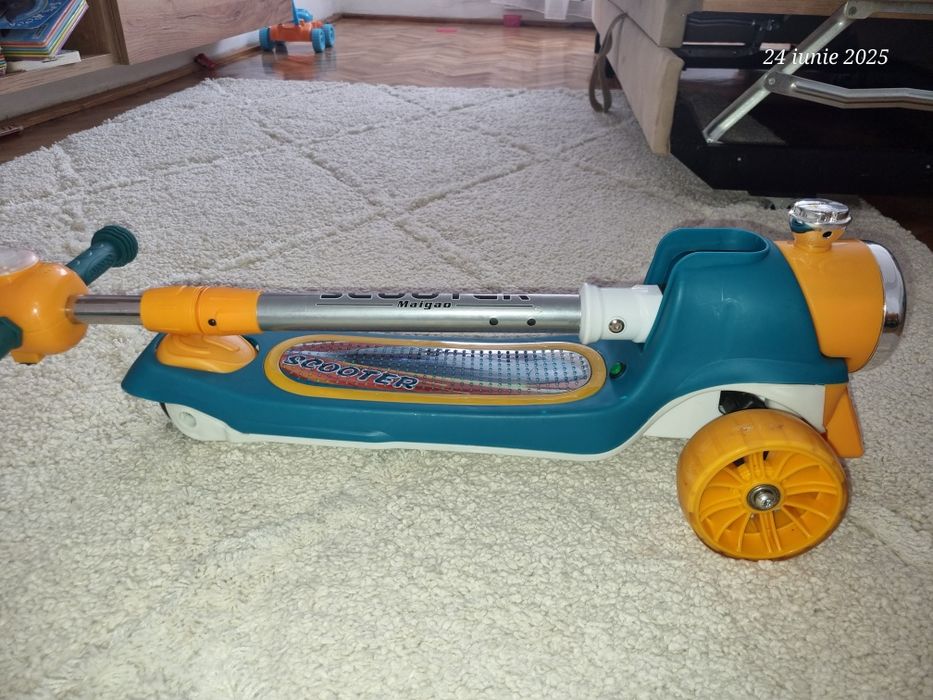 Trotineta cu forma de locomotiva
