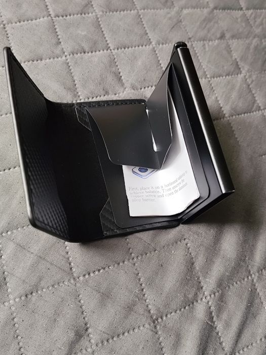 Кожен портфеил +държач за карти с RFID защита