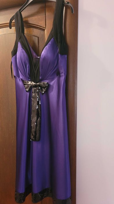 Rochie scurta mov, funda din paiete, terminatia rochiei bordura paiete