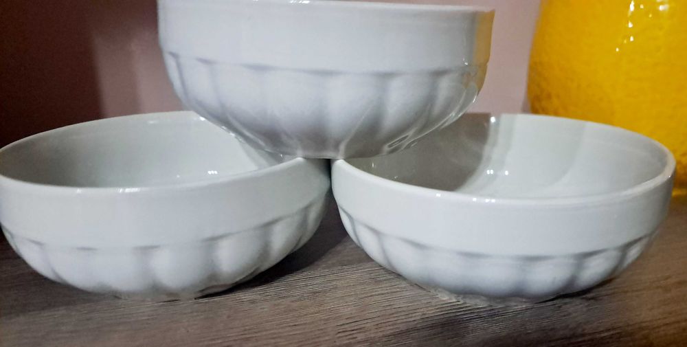 Ретро бели купи и чинии