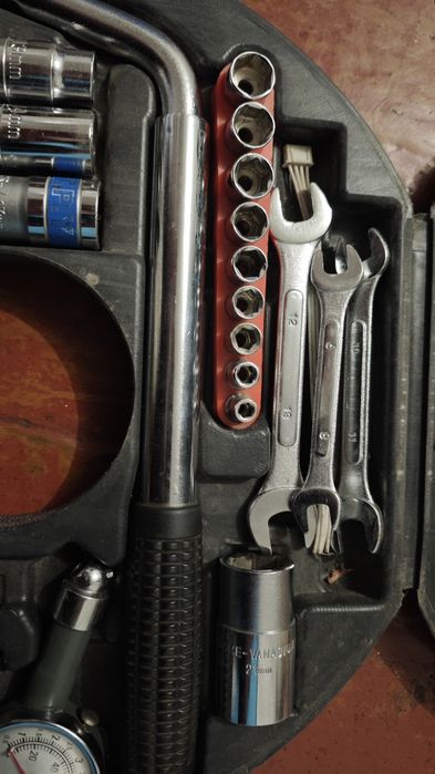 Набор инструментов в контейнере