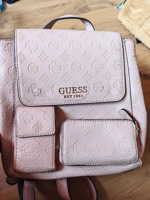 Дамска раница розова guess