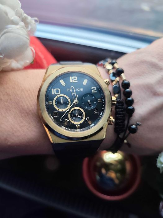 Ceas police negru auriu