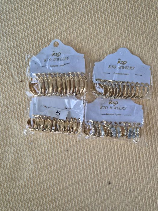 Vând cercei la set 10 lei