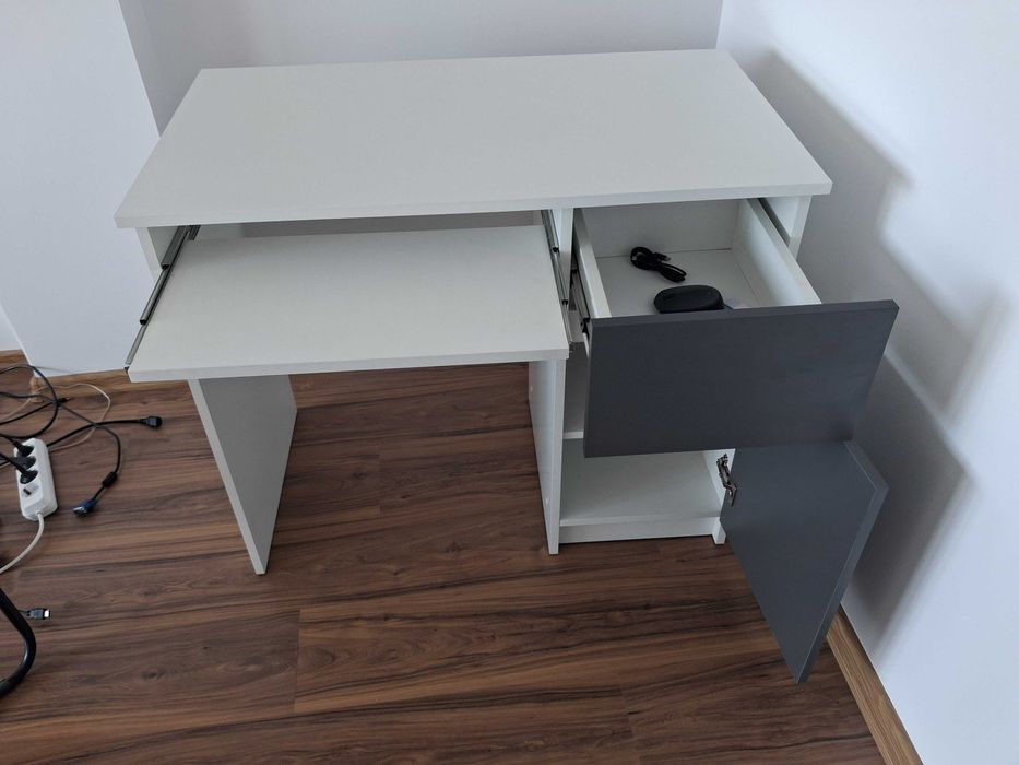 Birou computer PIKSEL, cu sertar, dulap si raft pentru tastatura, dreapta, 90x50x77 cm, alb si gri