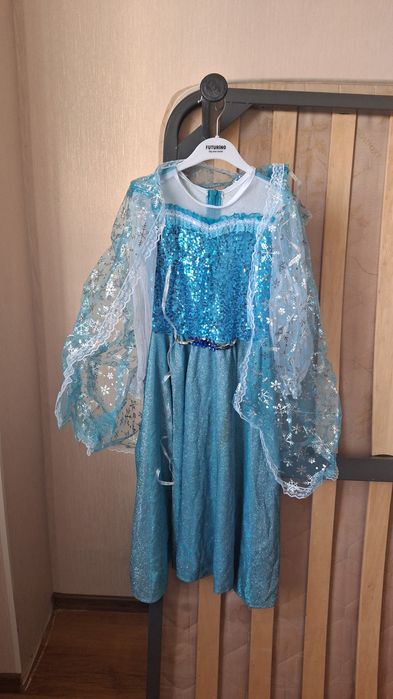 Платье для утренников  для девочек на 8-9-10 лет