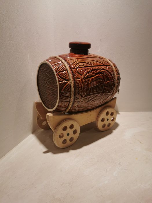 Бочка на телеге декоративная