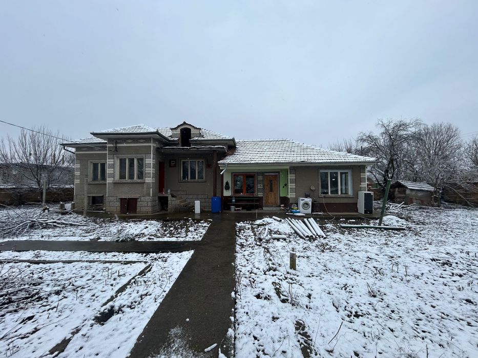 Къща на 2 етажа с мазе, гараж и кладенец – с. Крушето