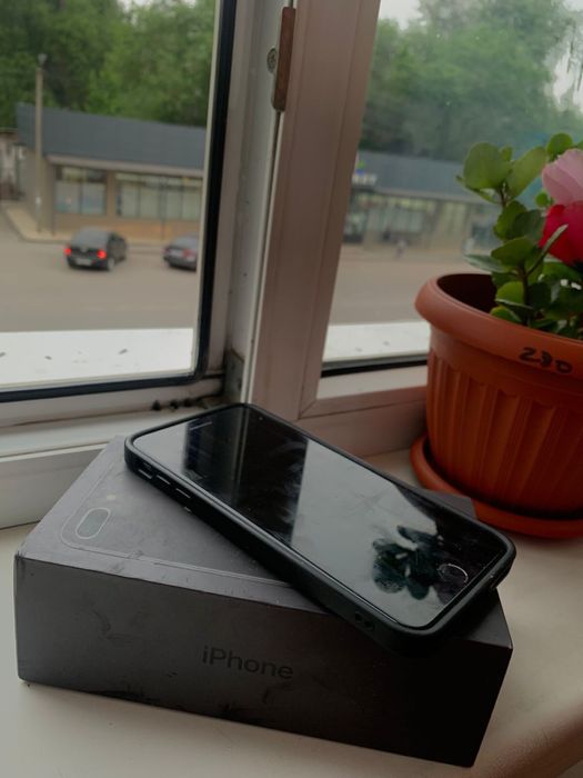 iPhon 8+ есть чехол и коробка