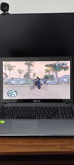 Vand laptop i5 cu display touchscreen perfect functional cu 9 jocuri instalate