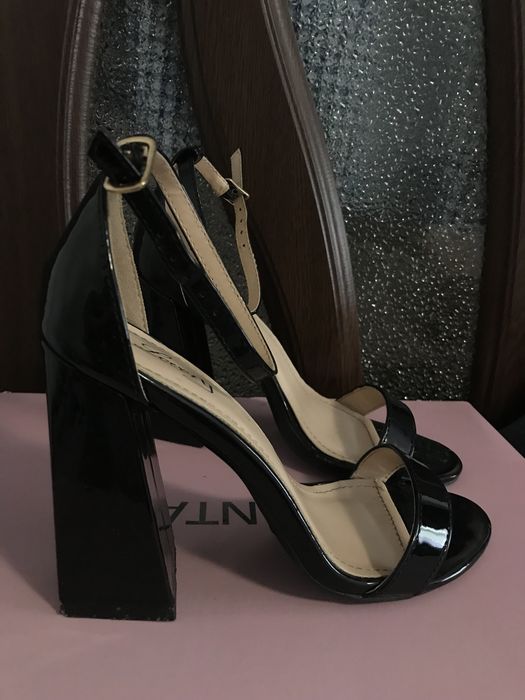Sandale cu toc negre