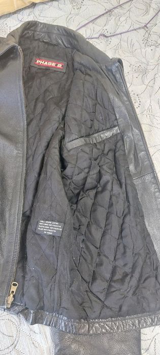 Продавам малко използвано , зимно дамско черно кожено яке