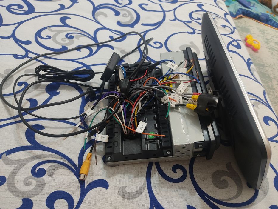 Продам магнитолу с экраном