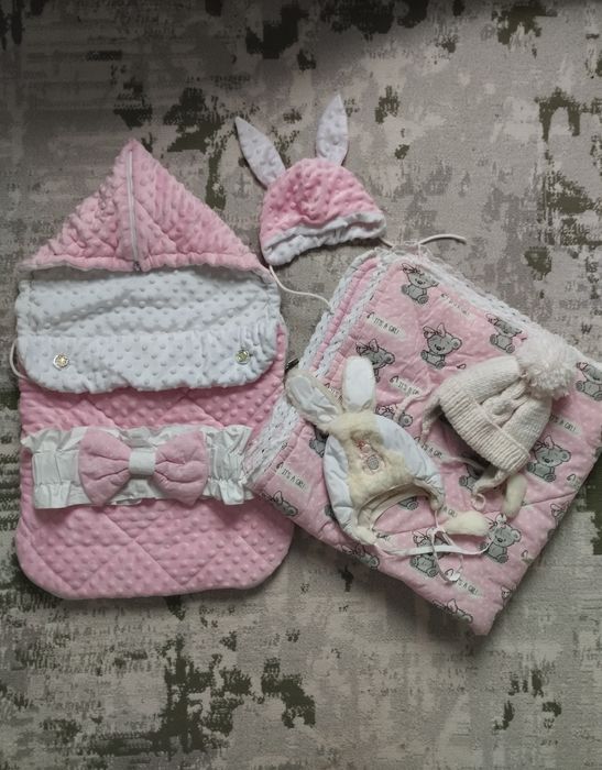 Конверт на выписку+ одеяло+ шапочки