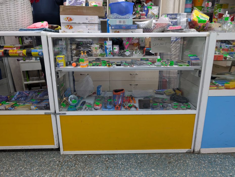 Продам торговое оборудование,витрины.