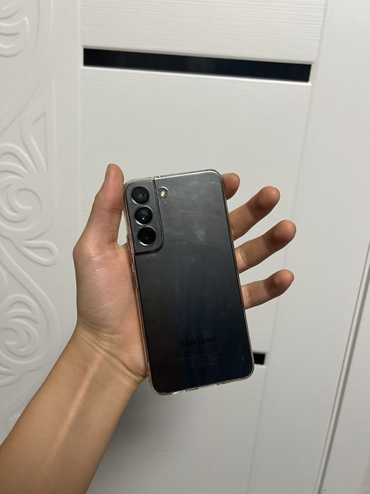 Samsung     S22