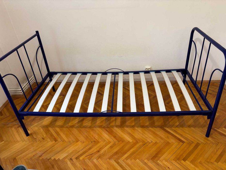 Pat schelet metalic, pentru o persoana, este impreuna cu somiera.