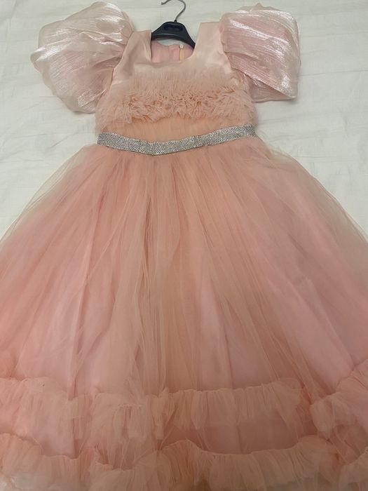 Продается красивое платье на 7-8 лет