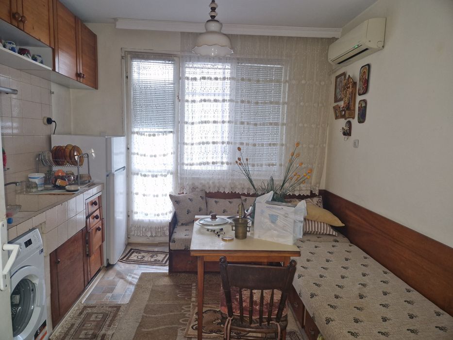 Продавам четиристаен апартамент в Асеновград!