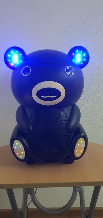 Vând boxă cu radio , usb și auxiliar (bluetooth)!
