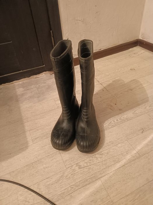 Продам резиновый сапоги размер:43