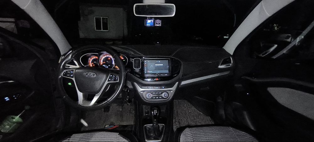 Lada vesta sw cross 1 qo'l minilgan. Kapotda kraska bor.